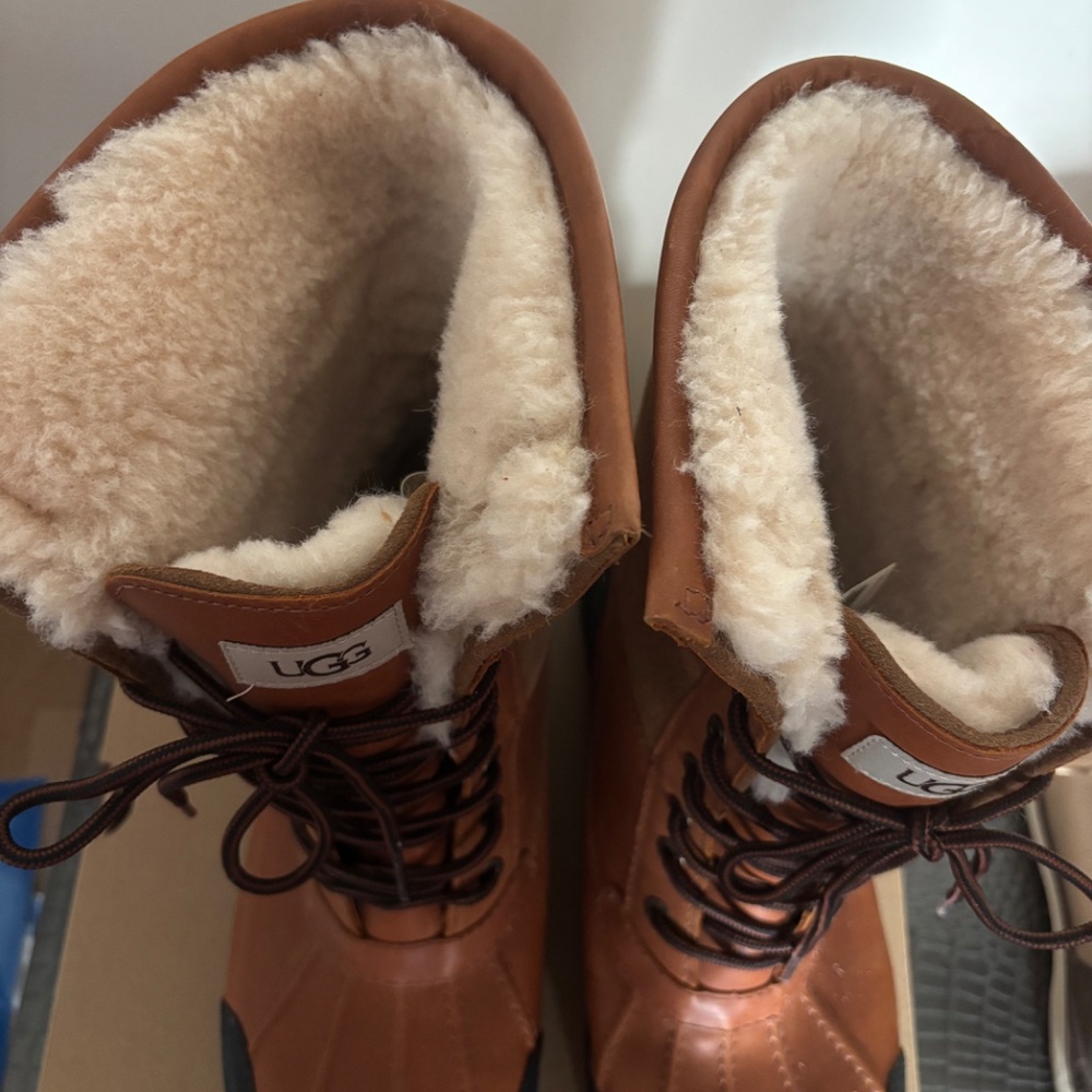 Ugg - Picture 3 of 4